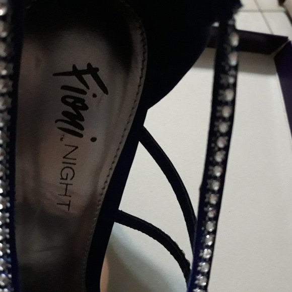 I'm  selling on behalf of my friend - Picture 2 of 8